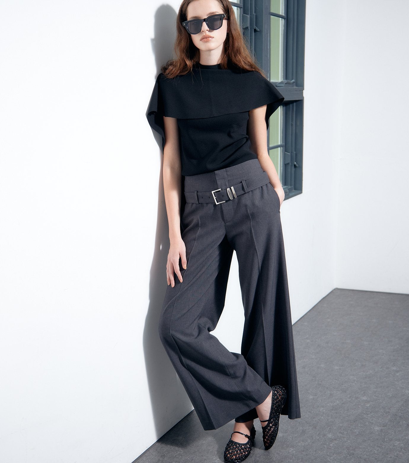 Low-Rise Trousers w/Belt