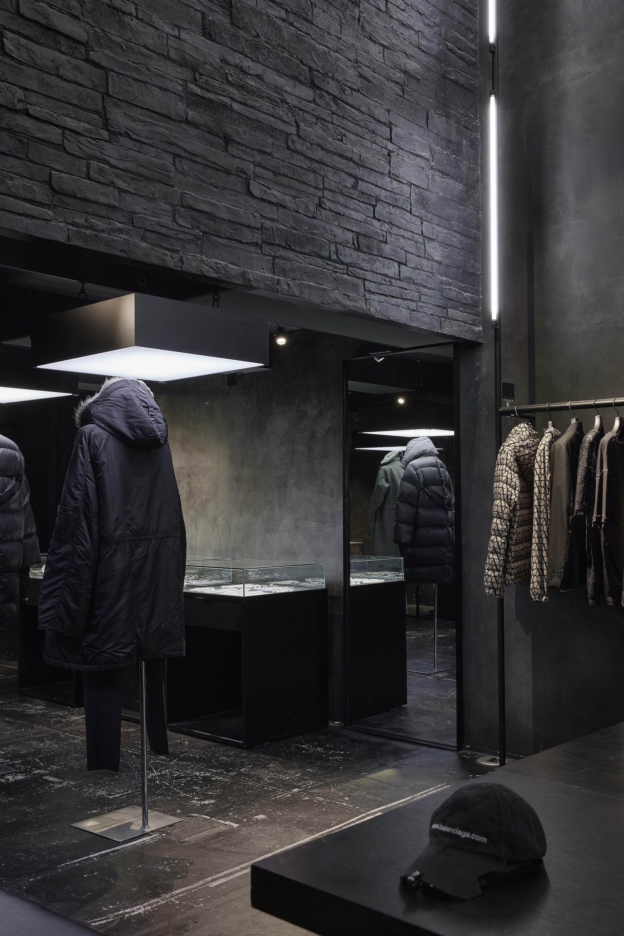 High End Fashion Online Shop: RESTIR Tokyo & worldwide